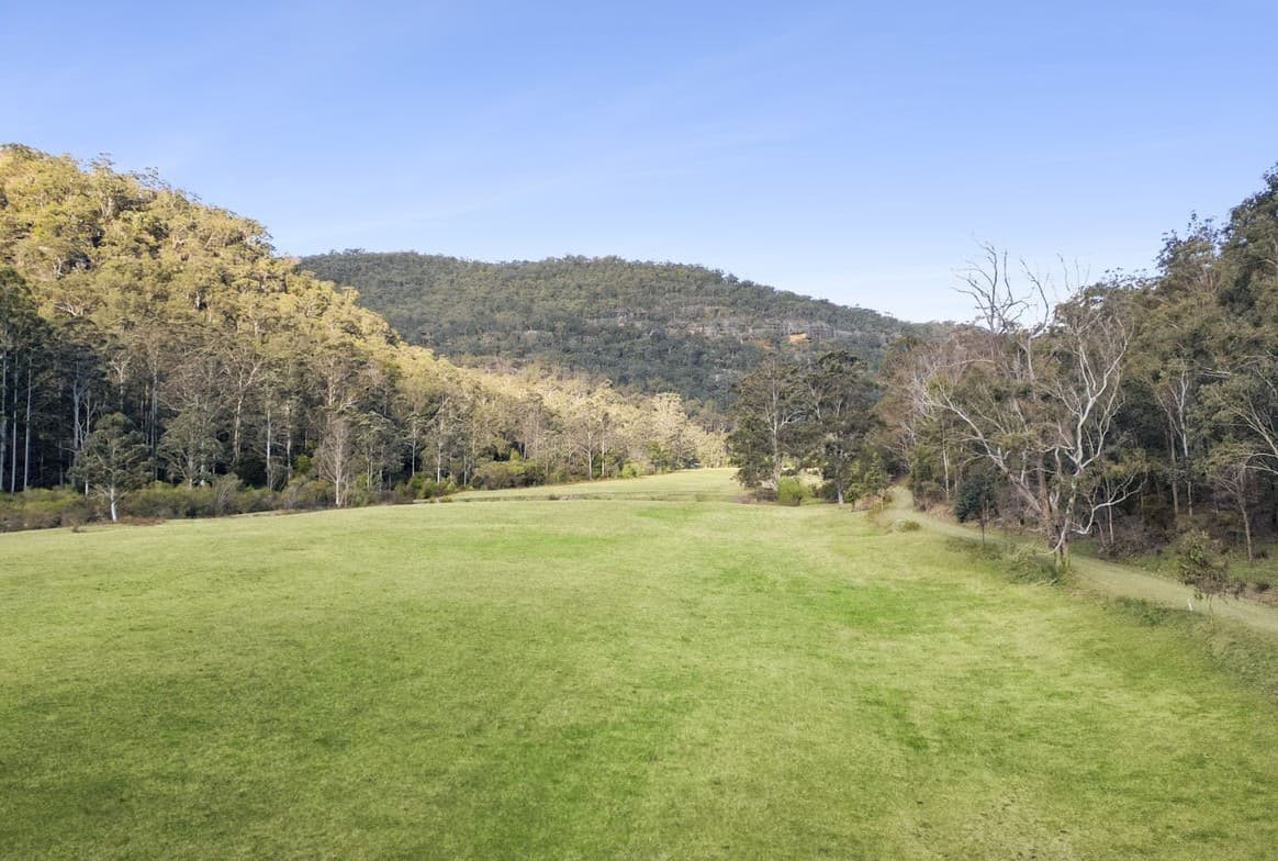 Flats sheltered by the ranges
